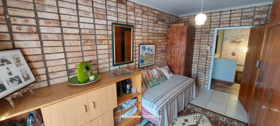 6 Bedroom Property for Sale in Wavecrest Eastern Cape